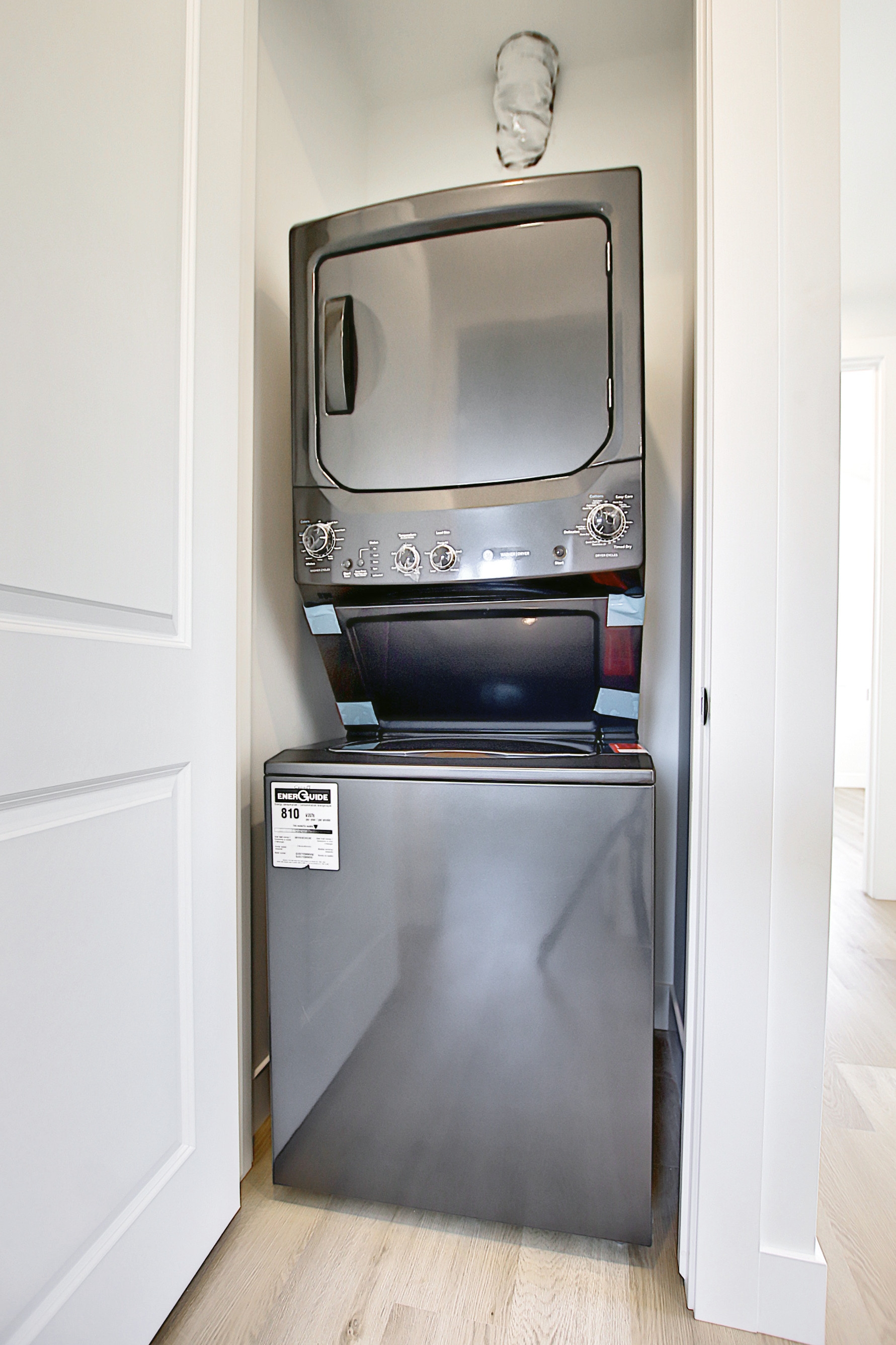 3241 Kinsale Road SW, Calgary, Alberta T3E 4S1, 2 Bedrooms Bedrooms, ,2 BathroomsBathrooms,Townhouse,For Rent,Kinsale Road SW,1125