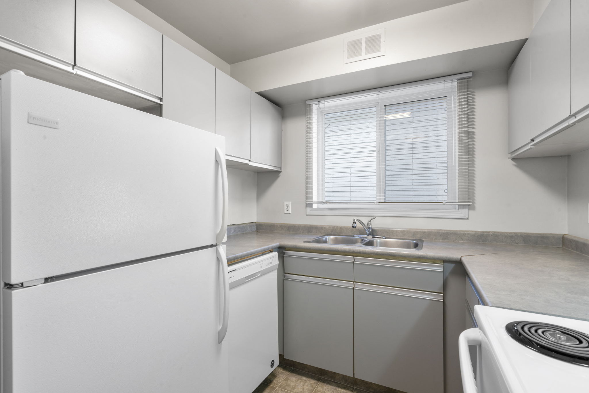 306, 1720 13 St SW, Calgary, Alberta T3A 2E6, 2 Bedroom Bedrooms, 0 ,1 BathroomBathrooms,Condo,For Rent,Labatt House,13 St SW,306,1173