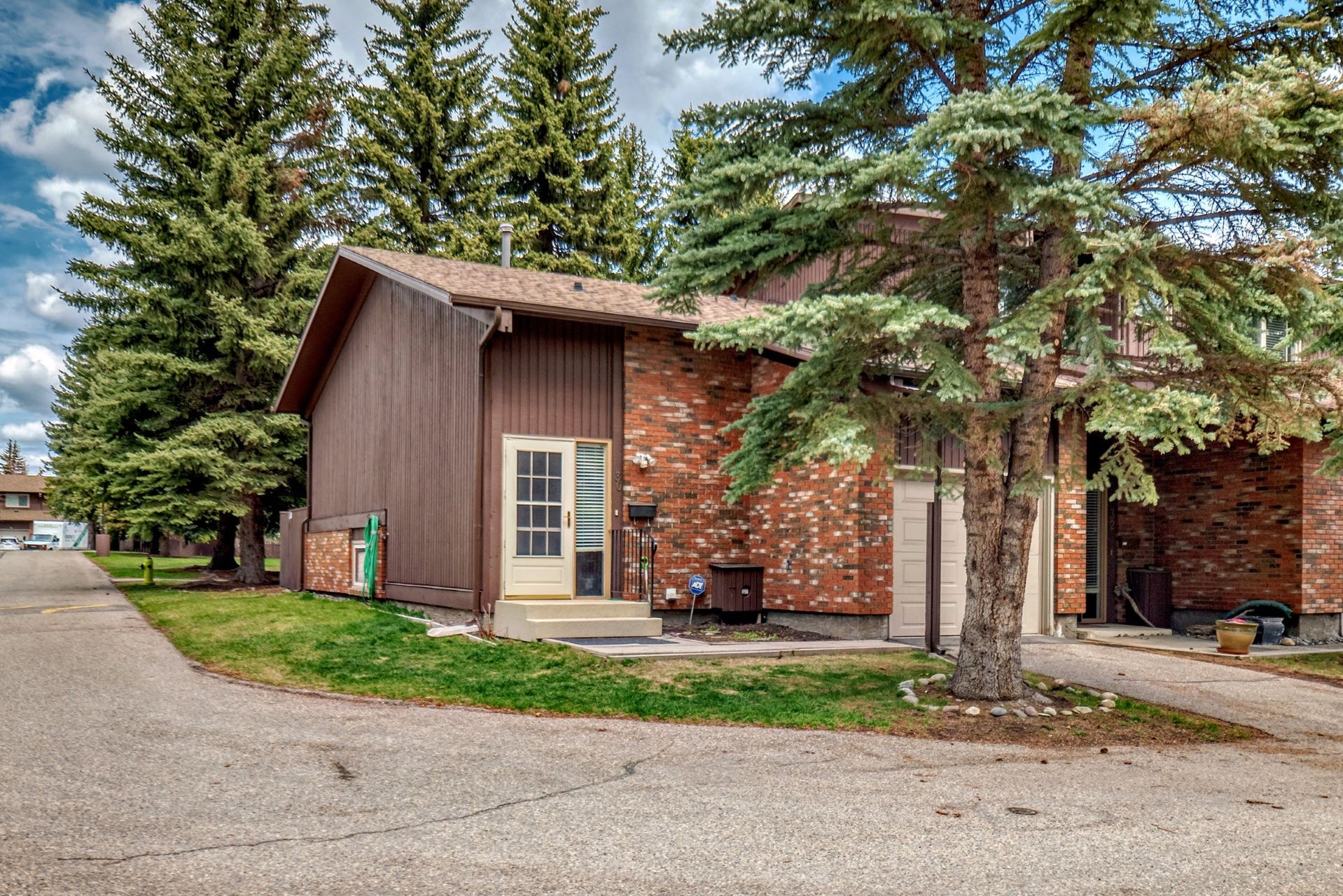 30, 2323 Oakmoor Drive SW, Calgary, Alberta T2V 4T2, 2 Bedrooms Bedrooms, ,1.5 BathroomsBathrooms,Townhouse,For Rent,Oakmoor Drive SW,30,1284