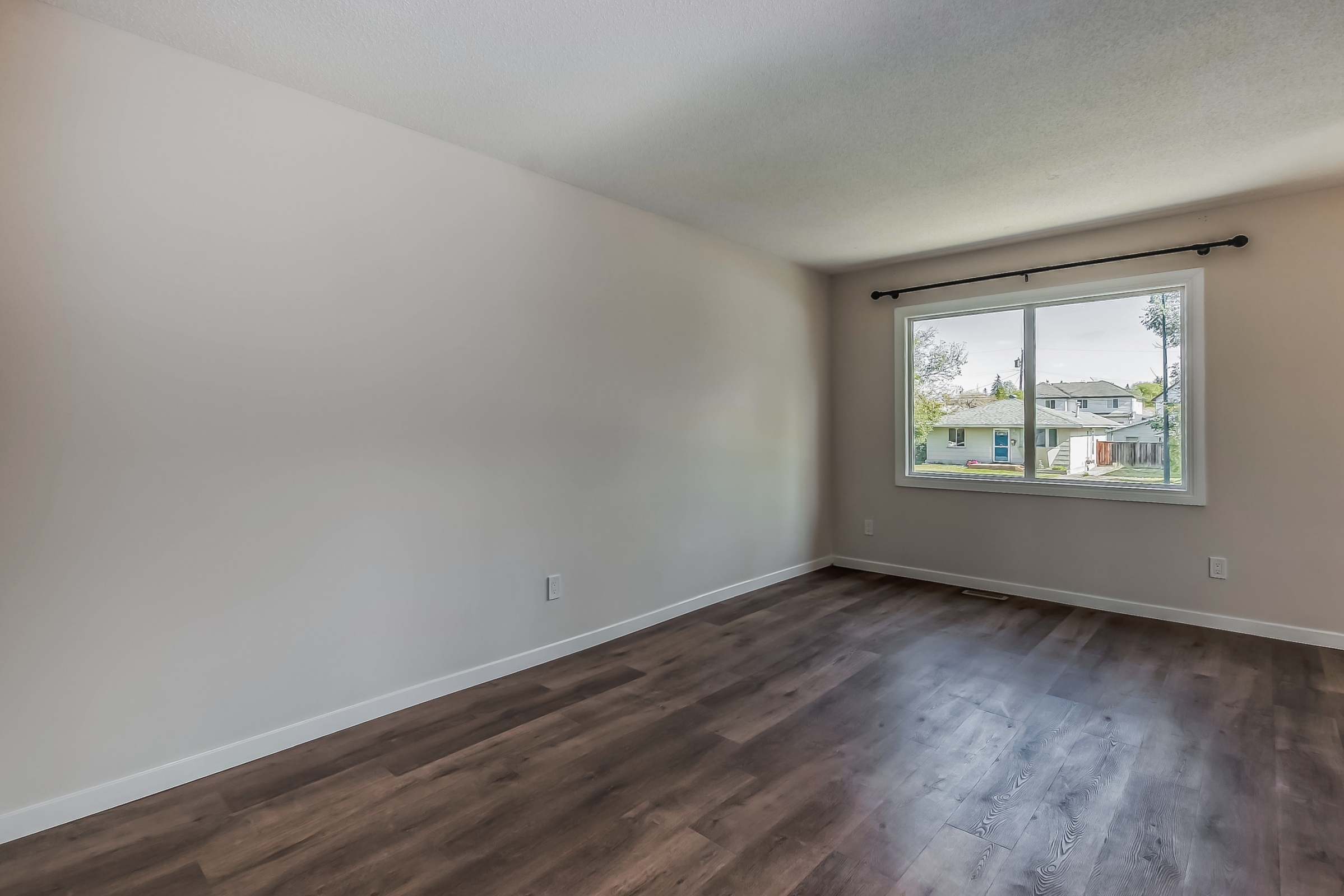 7617 22 Street SE, Calgary, Alberta T2C 0W9, 2 Bedrooms Bedrooms, ,1 BathroomBathrooms,House,For Rent,22 Street SE,1345