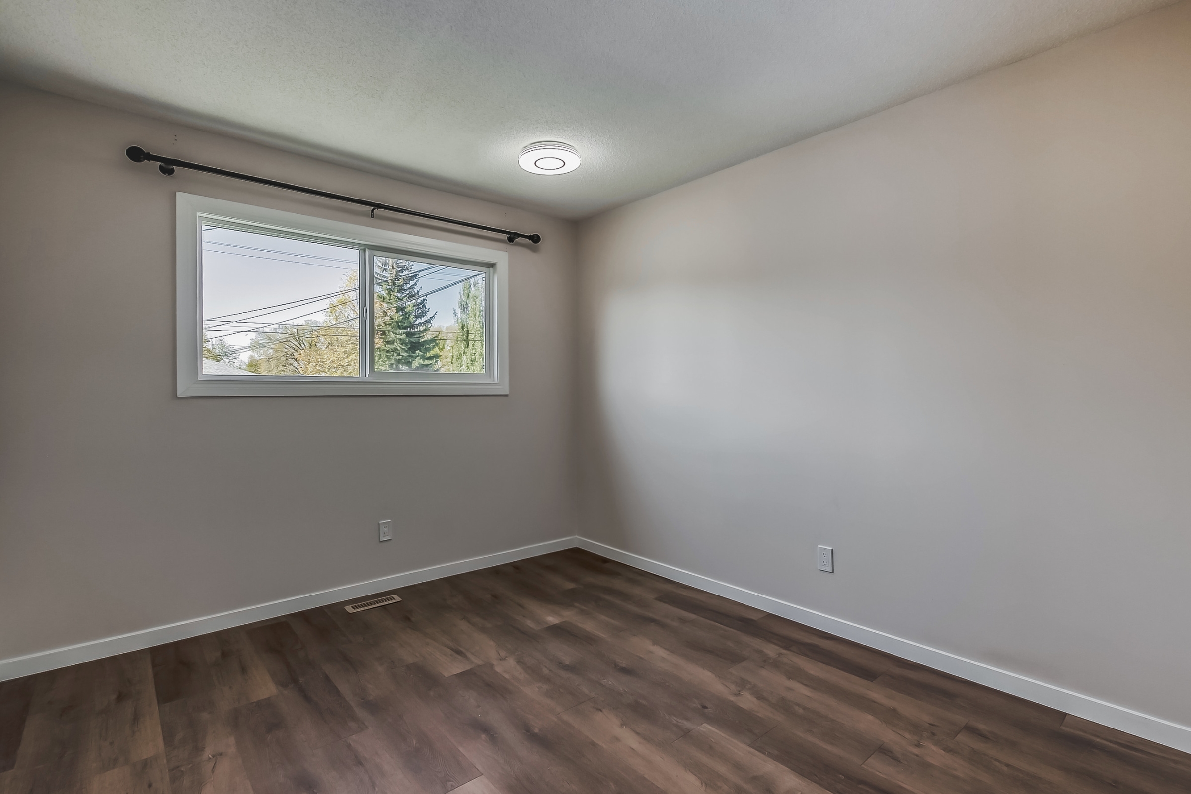 7617 22 Street SE, Calgary, Alberta T2C 0W9, 2 Bedrooms Bedrooms, ,1 BathroomBathrooms,House,For Rent,22 Street SE,1345