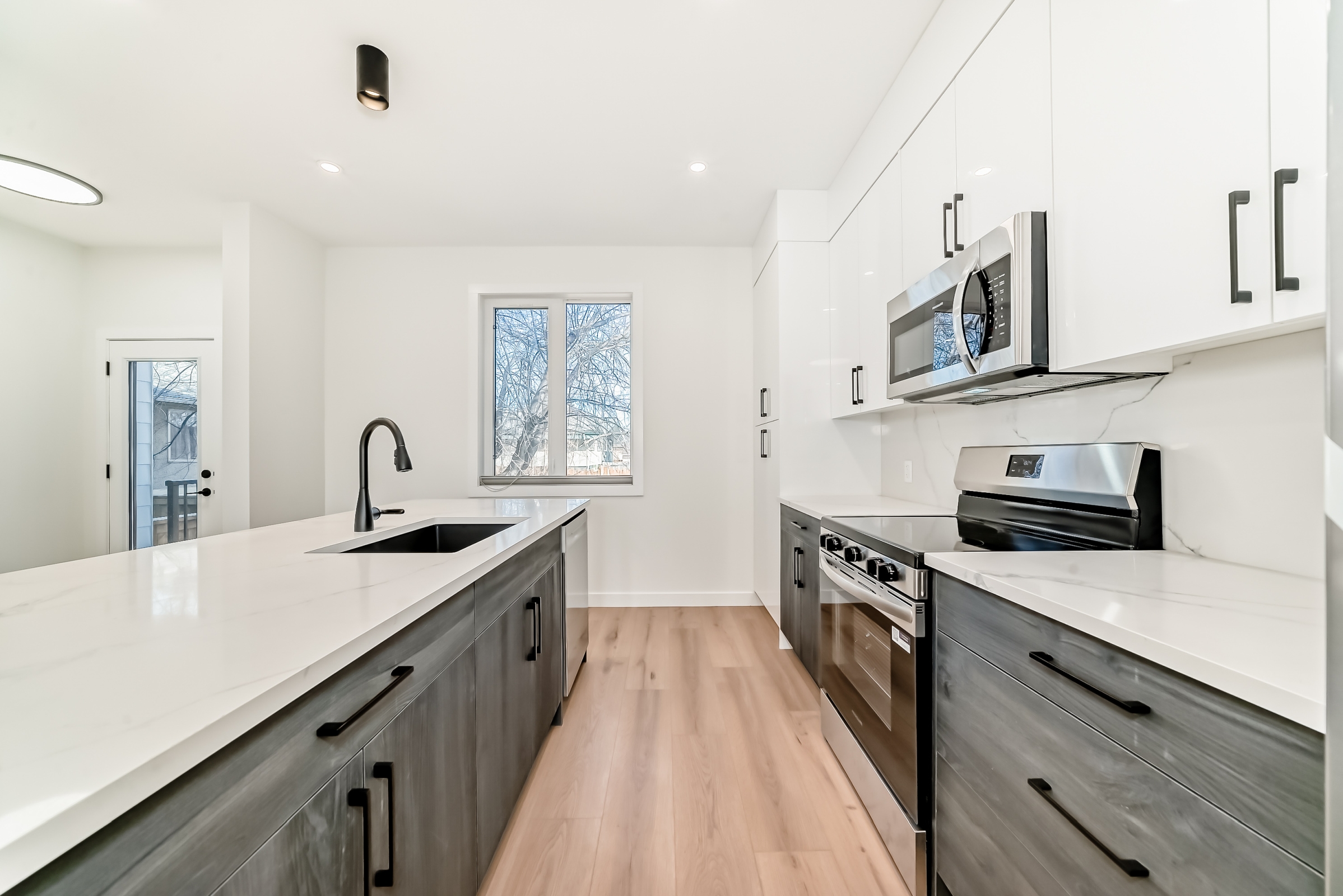 3922 30 Ave SW, Calgary, Alberta T3E 0T3, 3 Bedrooms Bedrooms, ,2 BathroomsBathrooms,Townhome,For Rent,30 Ave,1406