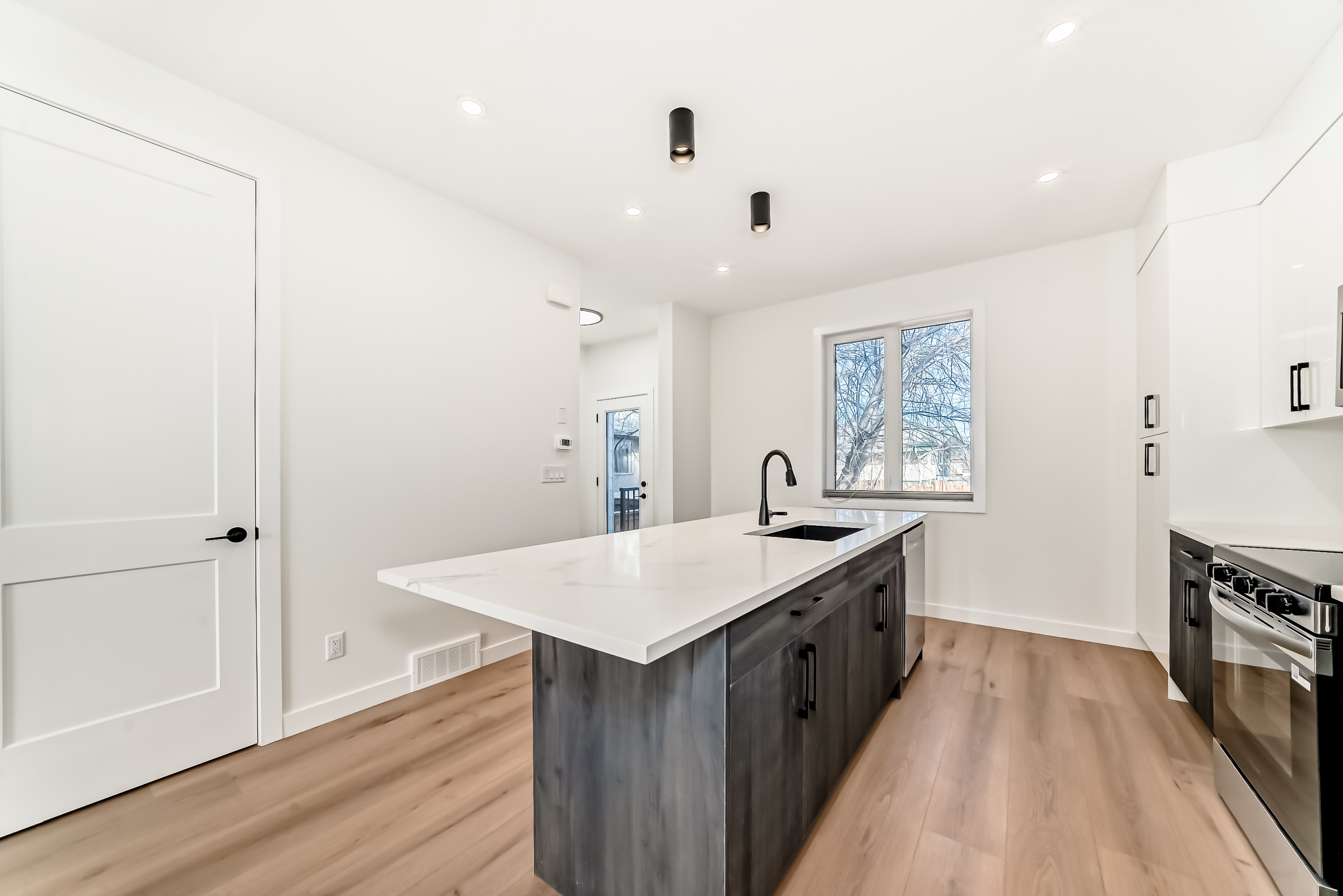 3922 30 Ave SW, Calgary, Alberta T3E 0T3, 3 Bedrooms Bedrooms, ,2 BathroomsBathrooms,Townhome,For Rent,30 Ave,1406