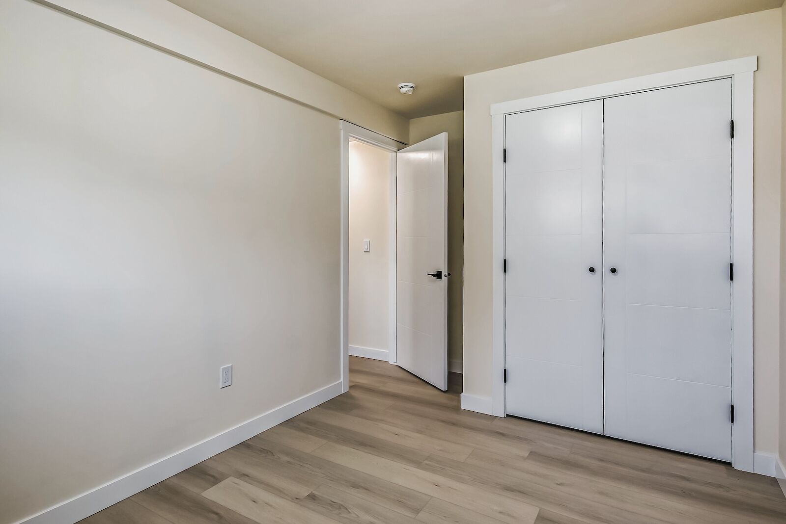 7617B 22 St SE, Calgary, Alberta T2W 2T6, 2 Bedrooms Bedrooms, ,1 BathroomBathrooms,Apartment,For Rent,22 St,1417