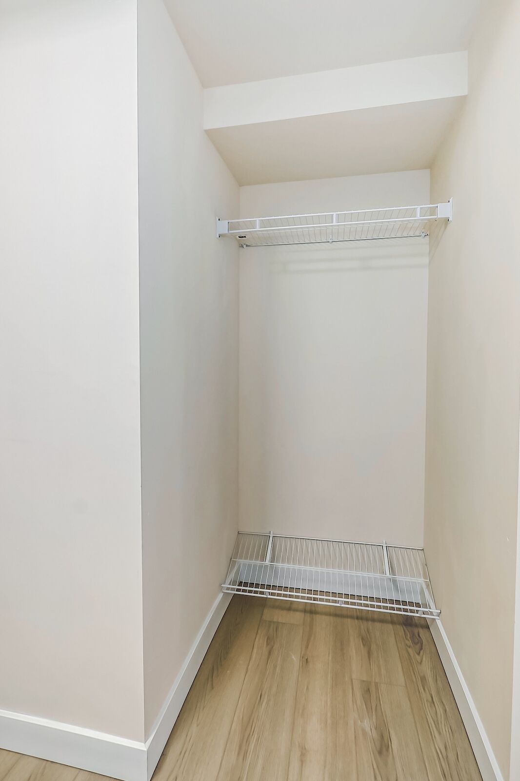 7617B 22 St SE, Calgary, Alberta T2W 2T6, 2 Bedrooms Bedrooms, ,1 BathroomBathrooms,Apartment,For Rent,22 St,1417
