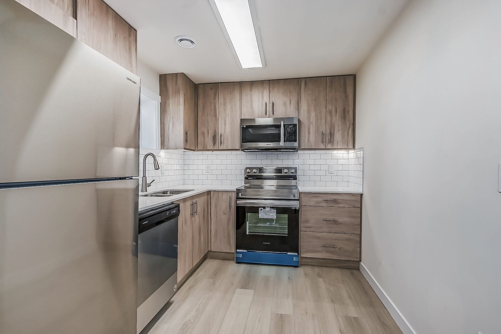 7617B 22 St SE, Calgary, Alberta T2W 2T6, 2 Bedrooms Bedrooms, ,1 BathroomBathrooms,Apartment,For Rent,22 St,1417