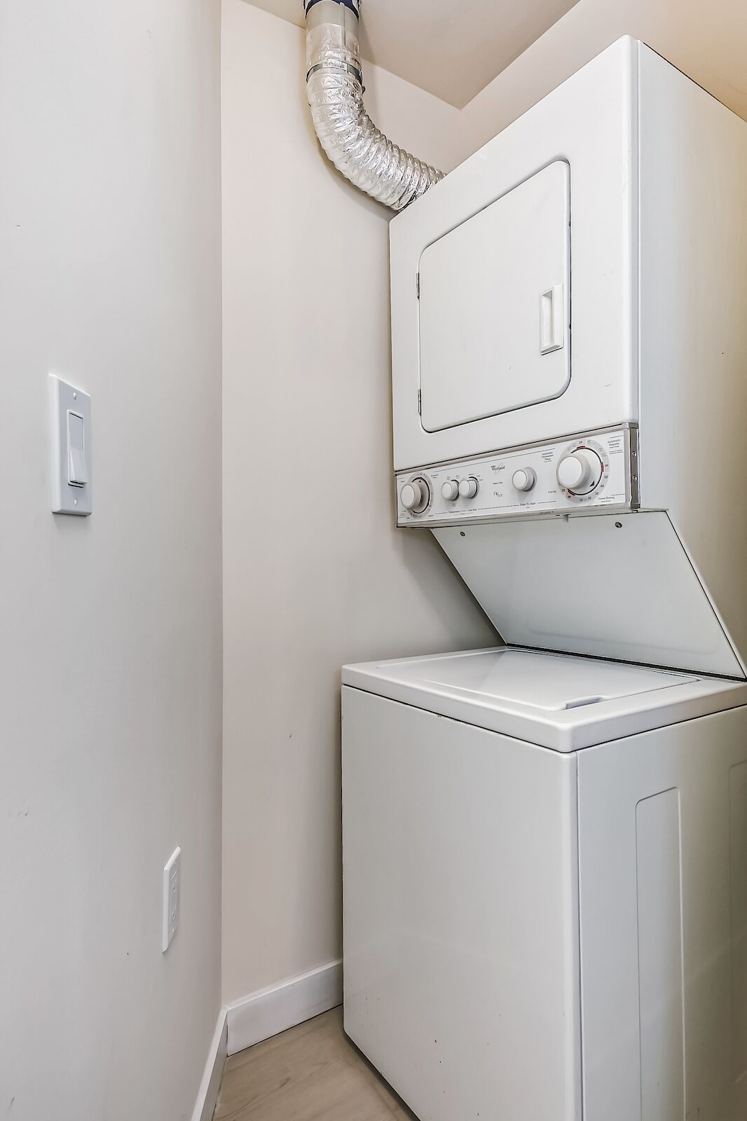 7617B 22 St SE, Calgary, Alberta T2W 2T6, 2 Bedrooms Bedrooms, ,1 BathroomBathrooms,Apartment,For Rent,22 St,1417