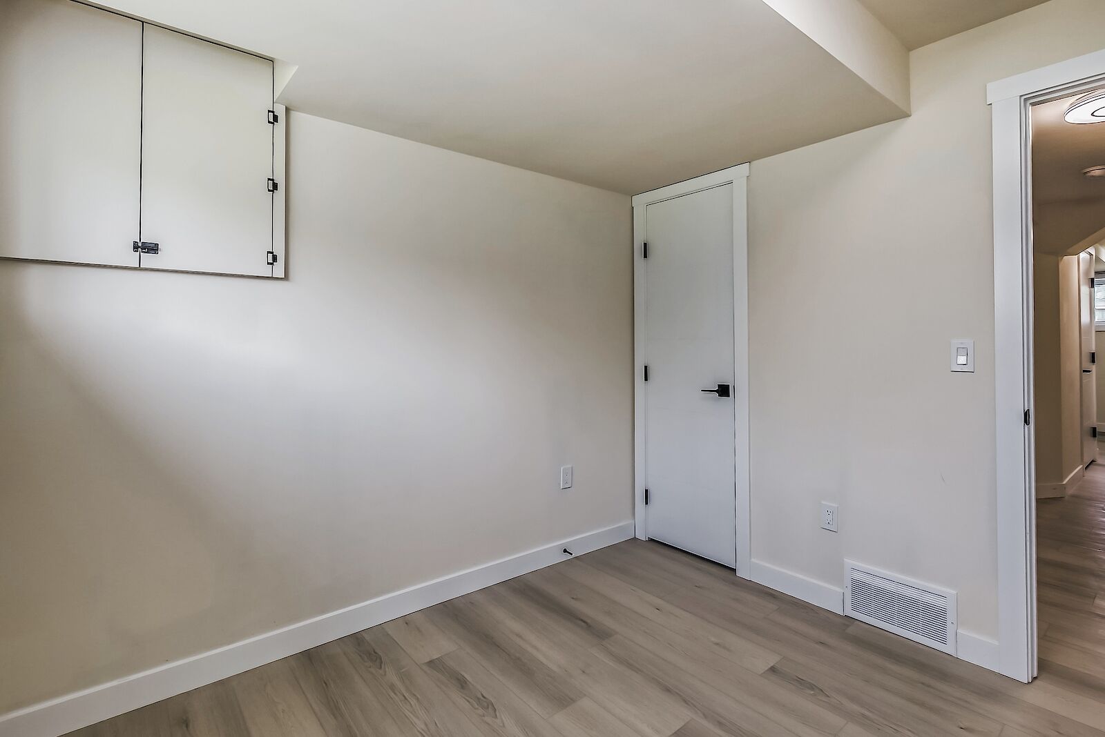 7617B 22 St SE, Calgary, Alberta T2W 2T6, 2 Bedrooms Bedrooms, ,1 BathroomBathrooms,Apartment,For Rent,22 St,1417